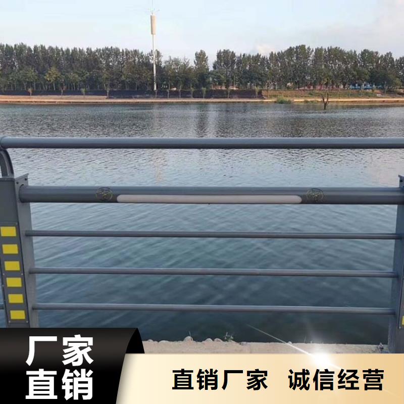 河道护栏-钢背木护栏现货实拍{当地}公司